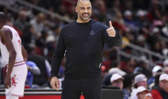 开云体育下载-19个失误人麻了！火箭没控卫&amp;空间拥挤 失误多看似偶然实则必然？