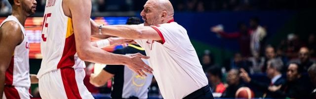 开云APP-小组赛三战全败狂输80分！中国男篮的面前写满绝望