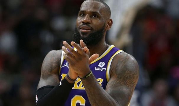 开云APP-詹姆斯接受提前续约合同，他夺冠的窗口在急速关闭