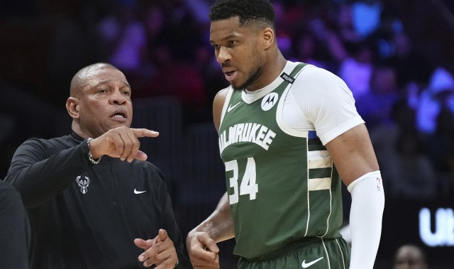 开云-情况不妙！字母哥两罚不中&amp;沃克追身三分 老鹰下半场10-0打停雄鹿