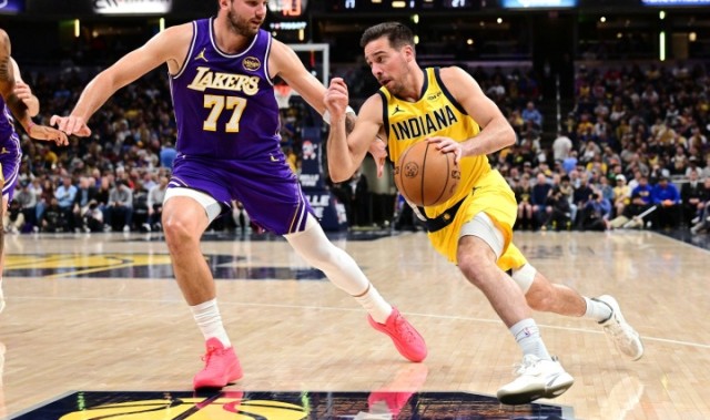 开云体育官网-国产品牌再添一人~名记：麦康纳近期签约安踏 比赛中上脚欧文战靴