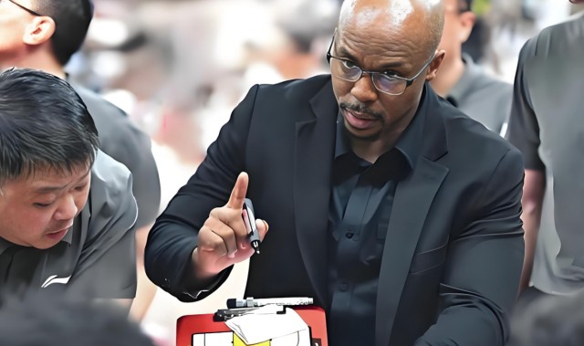 开云体育下载-2米26徐昕被肯定！米切尔大赞：以后会给他更多球权