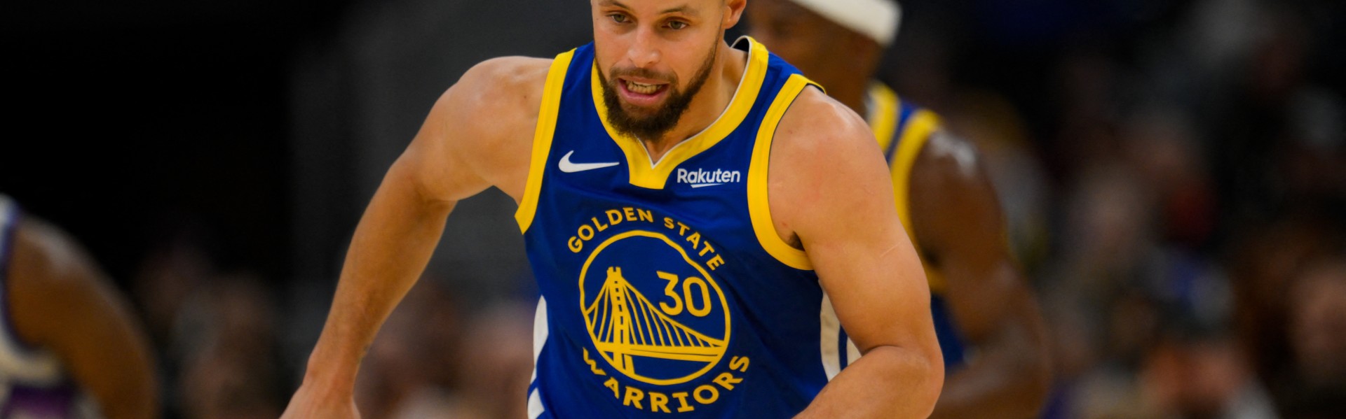 勇记：库里股四头肌挫伤 赛后在通道一瘸一拐&amp;显得有些疼痛