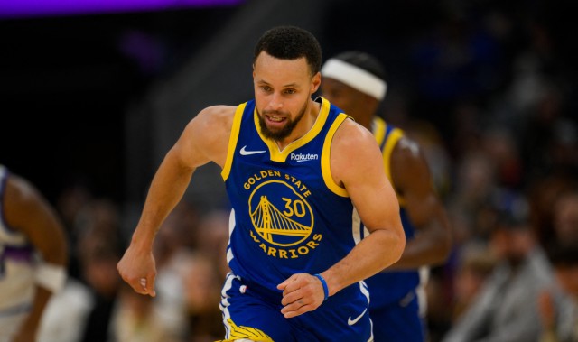 勇记：库里股四头肌挫伤 赛后在通道一瘸一拐&amp;显得有些疼痛